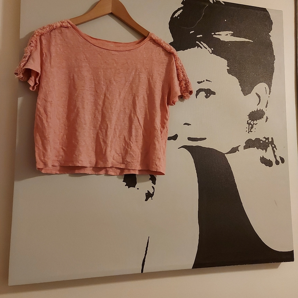 GUESS t shirt w/crochet insert & yarn on sleeve